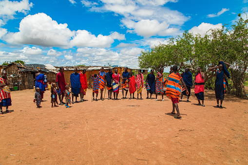 Diani, Mombasa, 17 oktober 2019, Africa, Kenya. Massai men, wearing traditional blankets, overlooks Serengetti in Tanzania and Kenya in traditional massai village