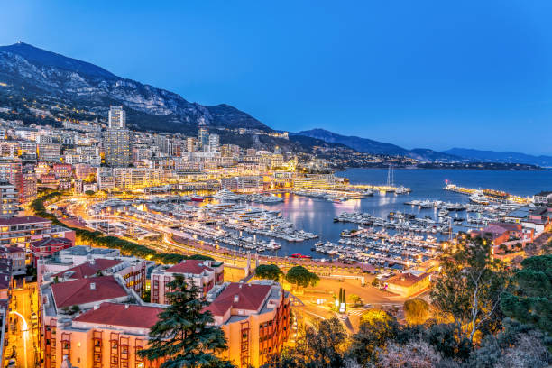 vista panorámica de las luces de la ciudad de mónaco por la noche - principado de mónaco fotografías e imágenes de stock