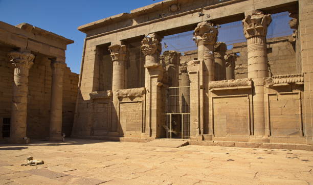 świątynia kalabsha na wyspie na jeziorze nassera w pobliżu asuanu w egipcie, afryka - lake nasser zdjęcia i obrazy z banku zdjęć