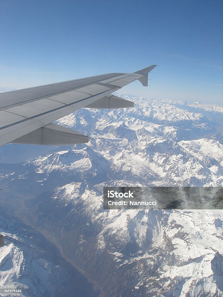 Volare oltre le Alpi - Foto stock royalty-free di A mezz'aria