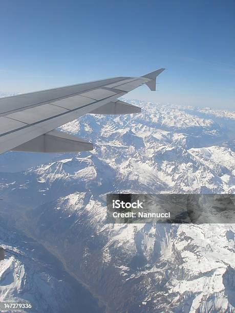 Volare Oltre Le Alpi - Fotografie stock e altre immagini di A mezz'aria - A mezz'aria, Aereo di linea, Aereo privato