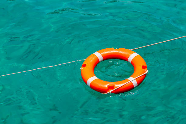 flutuador de natação de resgate no mar azul - life jacket life belt buoy float - fotografias e filmes do acervo