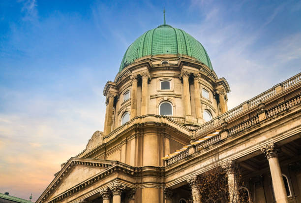 pałac królewski zamek buda na zewnątrz w budapeszcie o zachodzie słońca - budapest royal palace of buda architectural styles architecture zdjęcia i obrazy z banku zdjęć