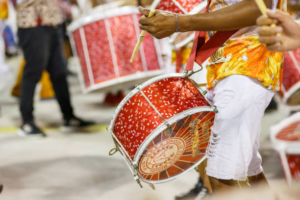 ウニドス・デ・パドレ・ミゲル・サンバ・スクールの太鼓 - school of samba parade audio ストックフォトと画像