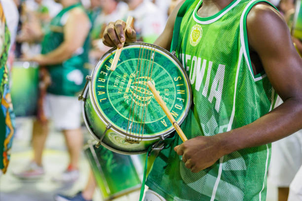 インペリ�オ・ダ・チジュカ・サンバ・スクールの太鼓 - school of samba parade audio ストックフォトと画像