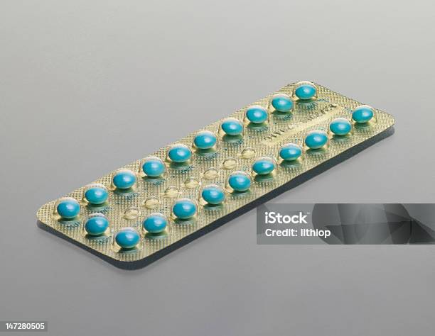 Foto de Pílulas Controle De Nascimento e mais fotos de stock de Adulto - Adulto, Cartela de comprimidos, Comprimido