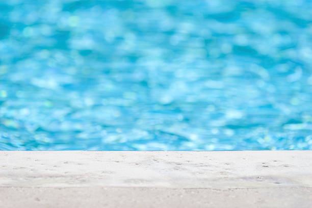 beira da piscina - ao lado da piscina imagens e fotografias de stock