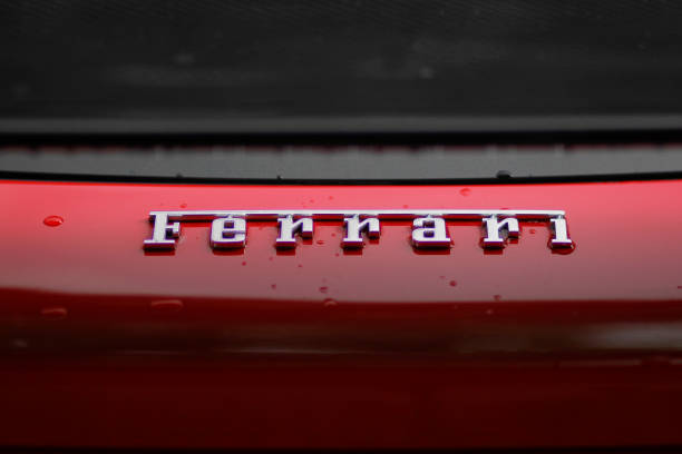 le logo ferrari sur une voiture de sport de luxe - ferrari car red status car photos et images de collection