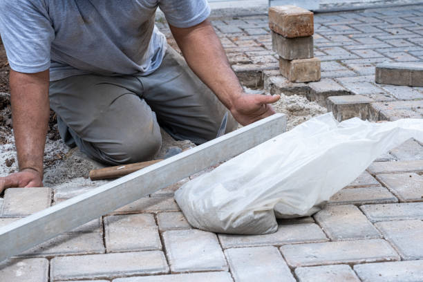 istock Brazilian and construction worker using a ruler to check the level of concrete blocks. 1472808461