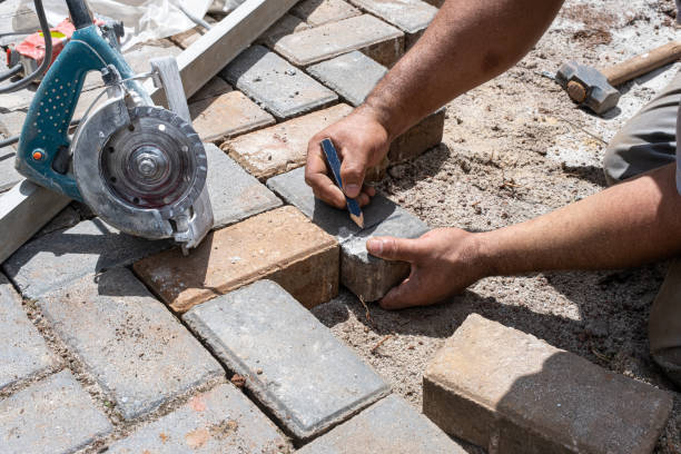 istock Brazilian and construction worker marking with a graphite pencil the block that will be cut by the concrete saw. 1472808475