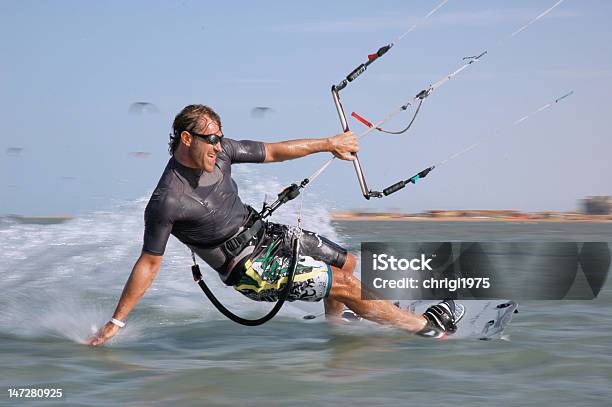 Kitesurfacção - Fotografias de stock e mais imagens de Kitesurf - Kitesurf, Atividade, Descontrair