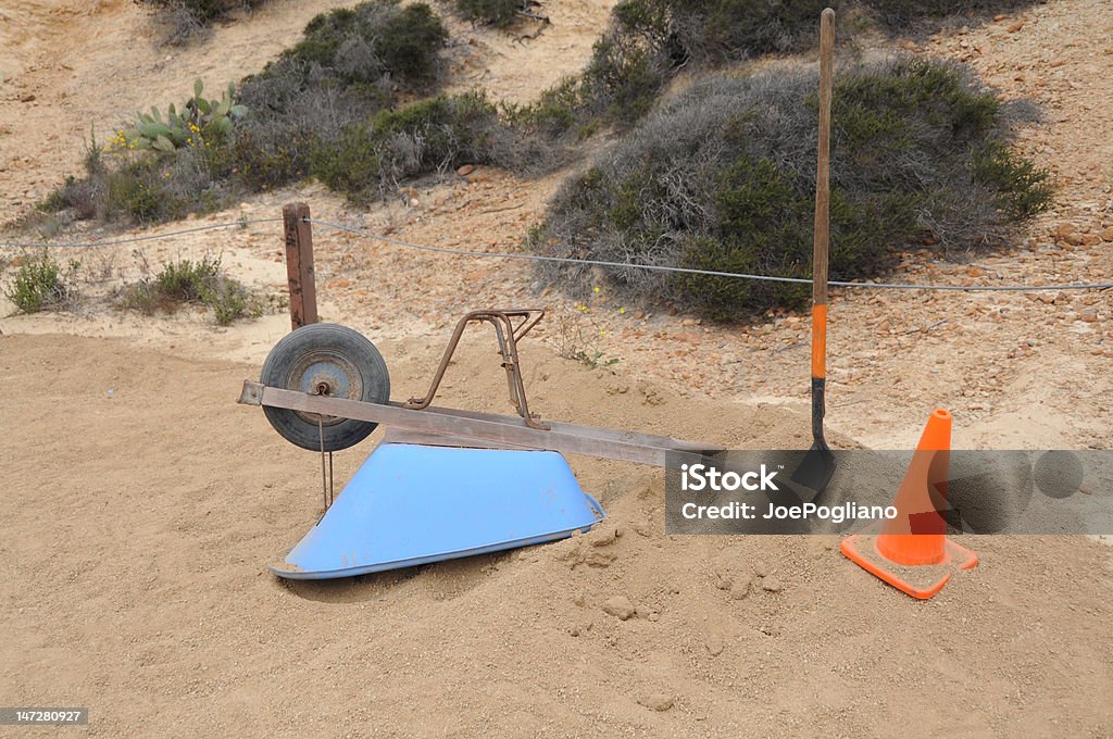 Pequeña sitio de construcción con la carretilla, pala, cono y naranja - Foto de stock de Carretilla libre de derechos