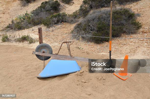 Pequeña Sitio De Construcción Con La Carretilla Pala Cono Y Naranja Foto de stock y más banco de imágenes de Carretilla