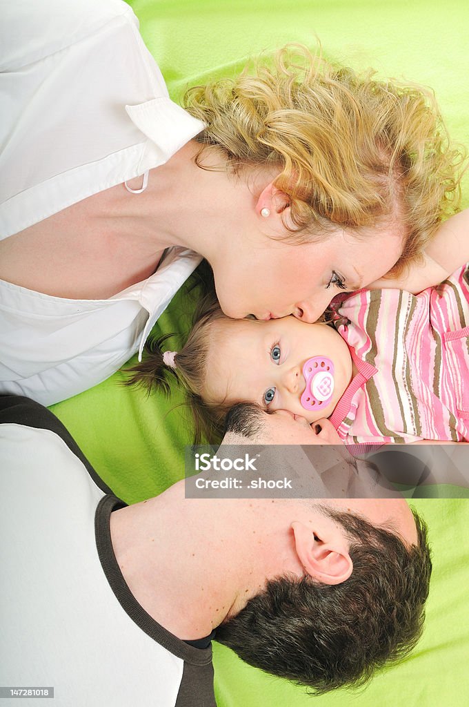 Felice giovane famiglia - Foto stock royalty-free di 12-17 mesi