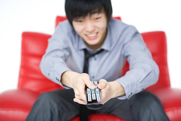 Die lächelnd junger Mann in einem grauen shirt Uhren-Fernseher – Foto