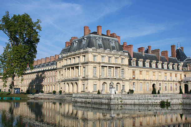 istock Palace and pond in Fontainebleau 147281167