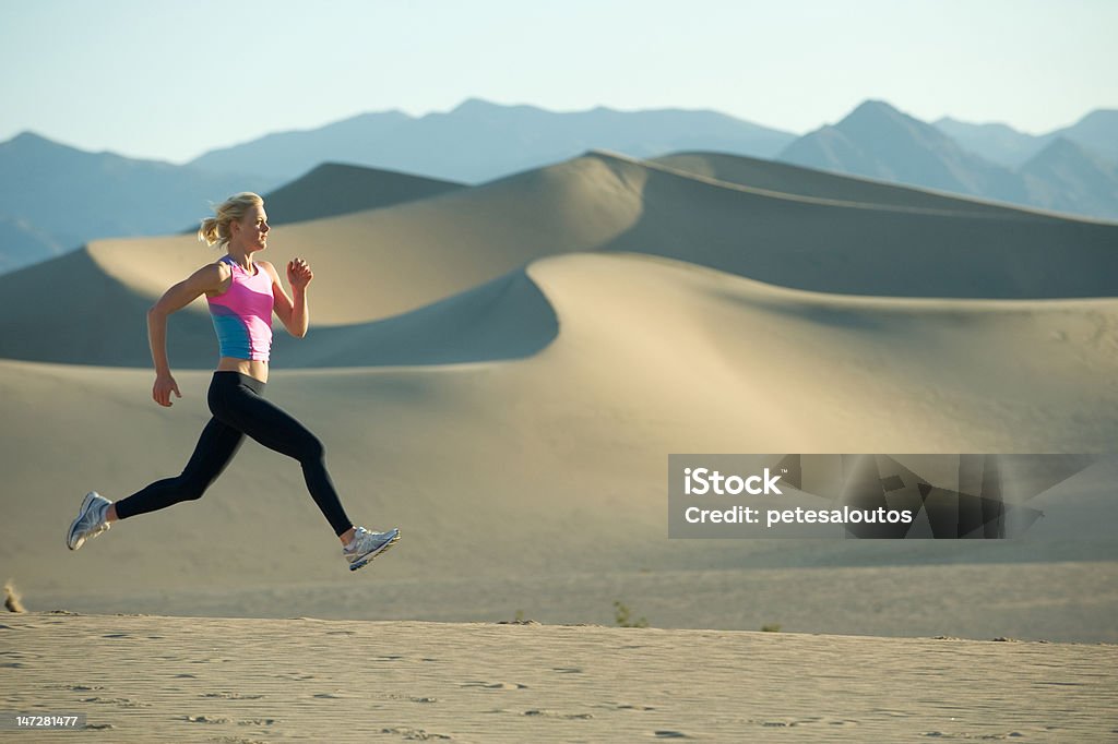 Бегун на дюны - Стоковые фото Активный образ жизни роялти-фри