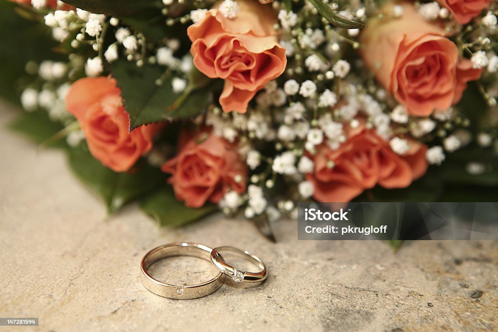 Anéis e rosas - Foto de stock de Aliança de noivado royalty-free