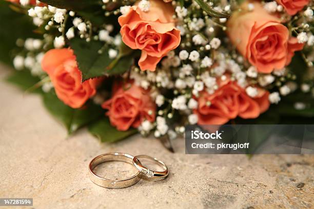 Foto de Anéis E Rosas e mais fotos de stock de Aliança de noivado - Aliança de noivado, Amor, Anel - Joia