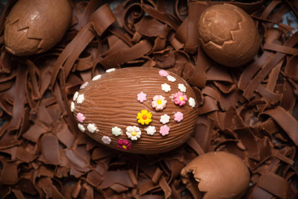 istock Easter decoration. Chocolate egg decorated with small multi-colored flowers 1472817511
