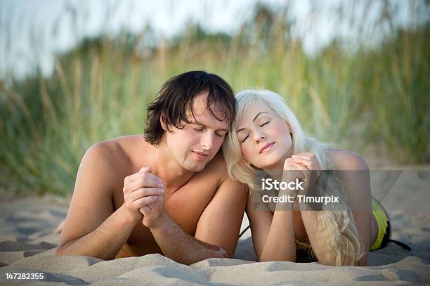 Pareja En La Playa Foto de stock y más banco de imágenes de Adulto - Adulto, Adulto joven, Aire libre