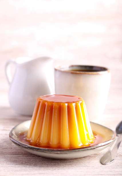 Creme caramel – postre de crema pastelera y pudín de caramelo - foto de stock
