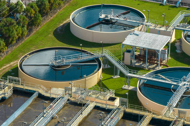 vista aérea de la moderna instalación de limpieza de agua en la planta de tratamiento de aguas residuales urbanas. proceso de purificación de eliminación de productos químicos indeseables, sólidos en suspensión y gases de líquidos contaminados - distilled water fotografías e imágenes de stock