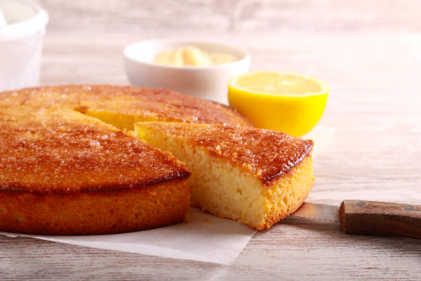 Tarta de limón, cortada en rodajas y servida - foto de stock