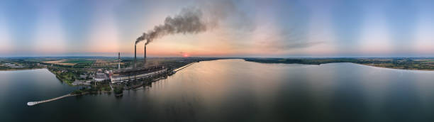 vista aérea de canos altos de usinas de carvão com fumaça preta poluindo atmosfera. produção de eletricidade com conceito de combustível fóssil - rasto de fumo de avião - fotografias e filmes do acervo