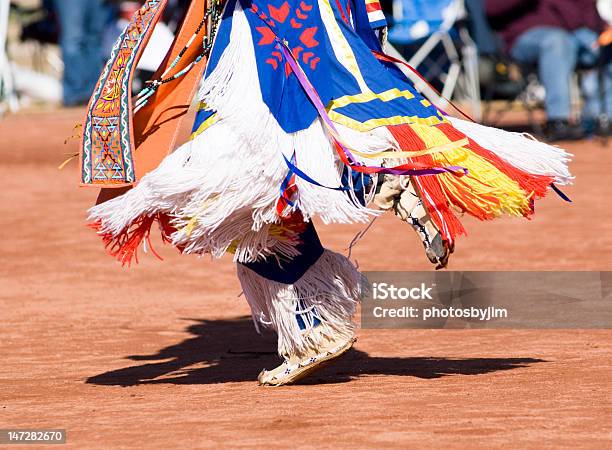 Photo libre de droit de Danseurs De Pow Wow banque d'images et plus d'images libres de droit de Peuples autochtones d'Amérique - Peuples autochtones d'Amérique, Culture des Indiens d'Amérique du Nord, Danser