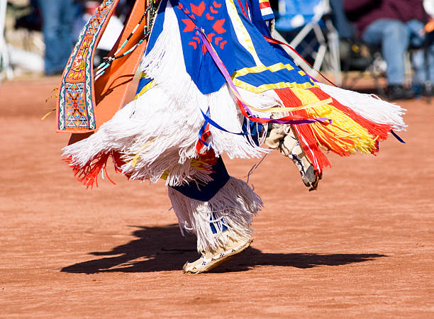 танцовщицы pow wow - ceremonial dancing стоковые фото и изображения
