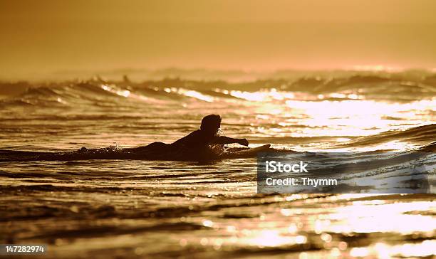 Foto de Surfista Remar No Mar e mais fotos de stock de Arrebentação - Arrebentação, Atividade, Borrifo