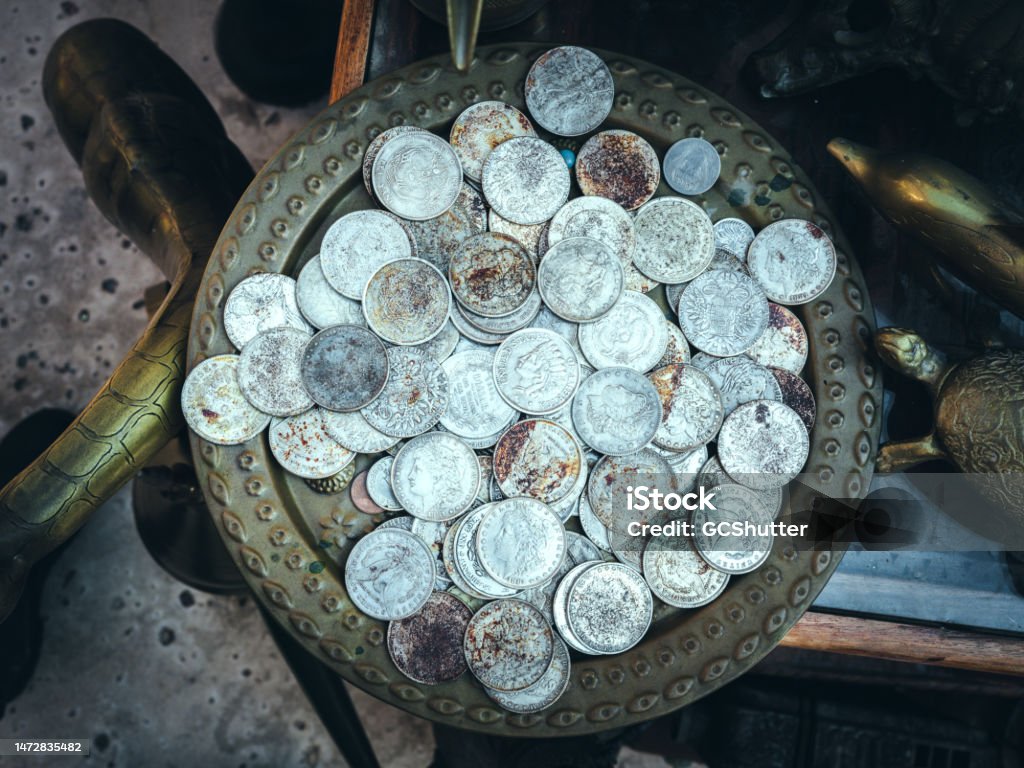 การเก็บเหรียญ ภาพสต็อก - ดาวน์โหลดรูปภาพตอนนี้ - เหรียญ 5 เซนต์, กอง -  การจัดวางตำแหน่ง, กอง - การจัดวางตำแหน่ง - Istock