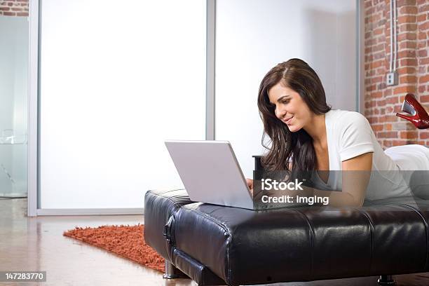 Foto de Jovem Mulher Com O Laptop Moderno Em Um Loft Ou Casa e mais fotos de stock de Adolescente