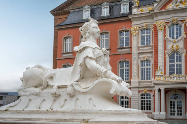 escultura da esfinge nos jardins do palácio eleitoral - trier, alemanha - electoral palace - fotografias e filmes do acervo