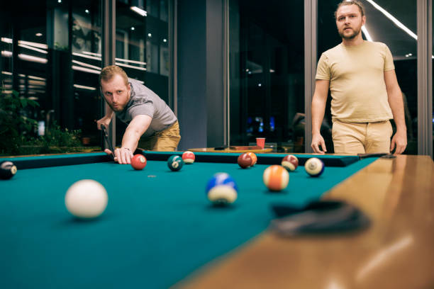 zwei freunde spielen zusammen snooker in einer billardhalle. - setting the table sports clothing practicing success stock-fotos und bilder