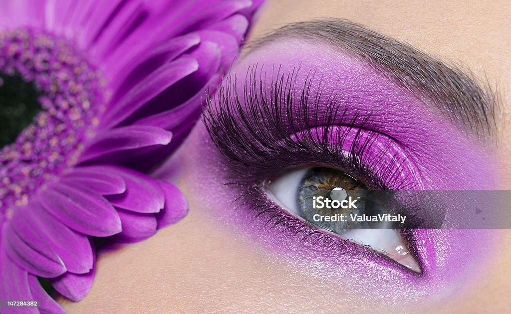 Maquillaje ojo morado con la flor de gerber - Foto de stock de Púrpura libre de derechos