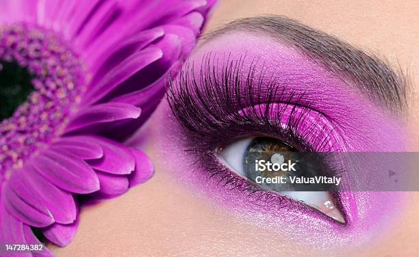 Photo libre de droit de Yeux Maquillage Violet Avec Fleur De Gerber banque d'images et plus d'images libres de droit de Violet - Violet, Faux cils, Cils