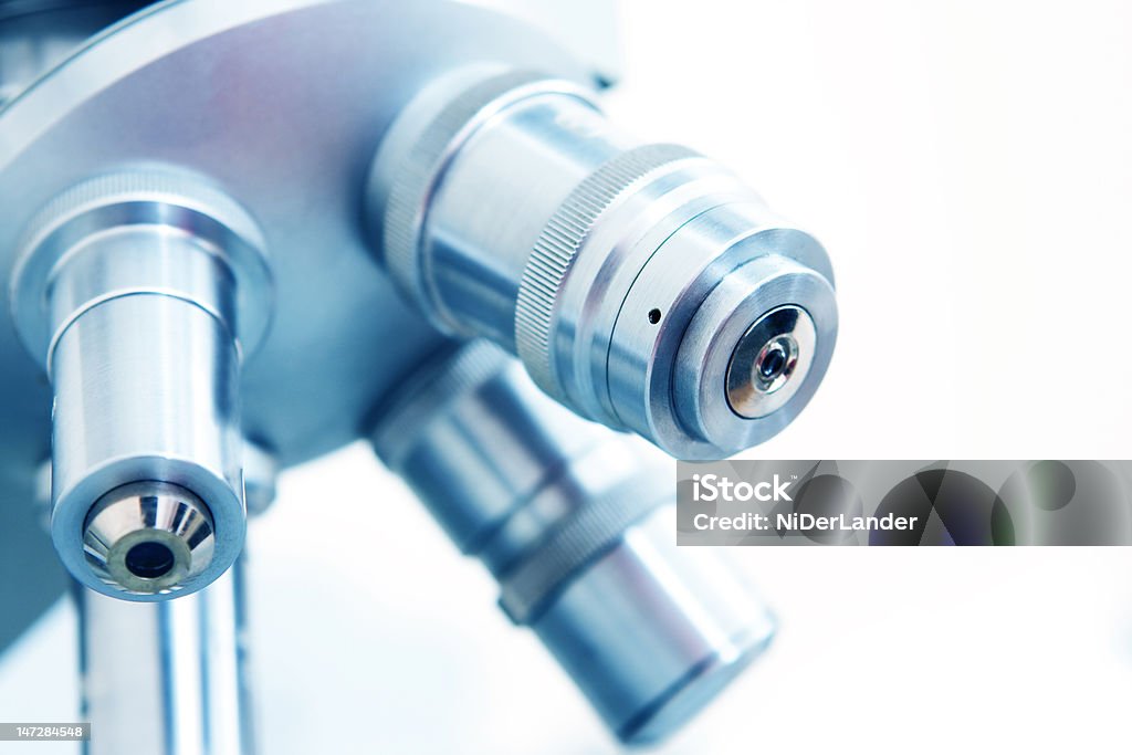 Microscopio in laboratorio - Foto stock royalty-free di Attrezzatura