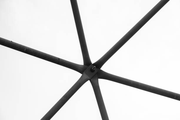 details zur geodätischen kuppelverbindung - triangle geodesic dome mesh dome stock-fotos und bilder
