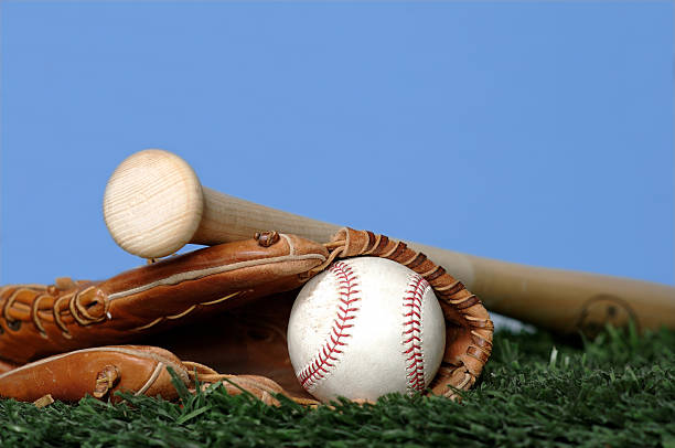 baseball e pipistrello in erba - baseballs baseball grass sky foto e immagini stock