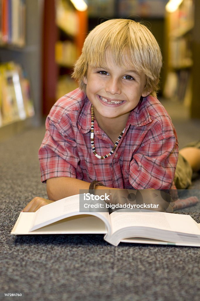 Junge Lesen in der Bibliothek - Lizenzfrei Blondes Haar Stock-Foto