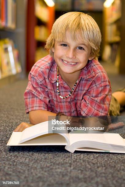 Junge Lesen In Der Bibliothek Stockfoto und mehr Bilder von Blondes Haar - Blondes Haar, Jungen, Lesen