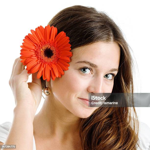 Mulher Bonita Com Uma Flor Vermelha Brilhante - Fotografias de stock e mais imagens de Adulto - Adulto, Beleza, Bouquet