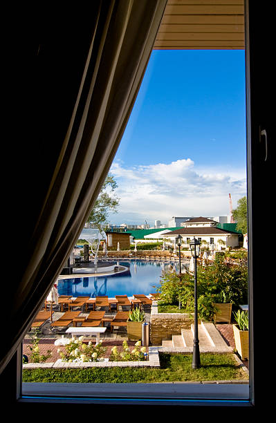 Schöne Aussicht aus dem Fenster auf den Swimmingpool – Foto