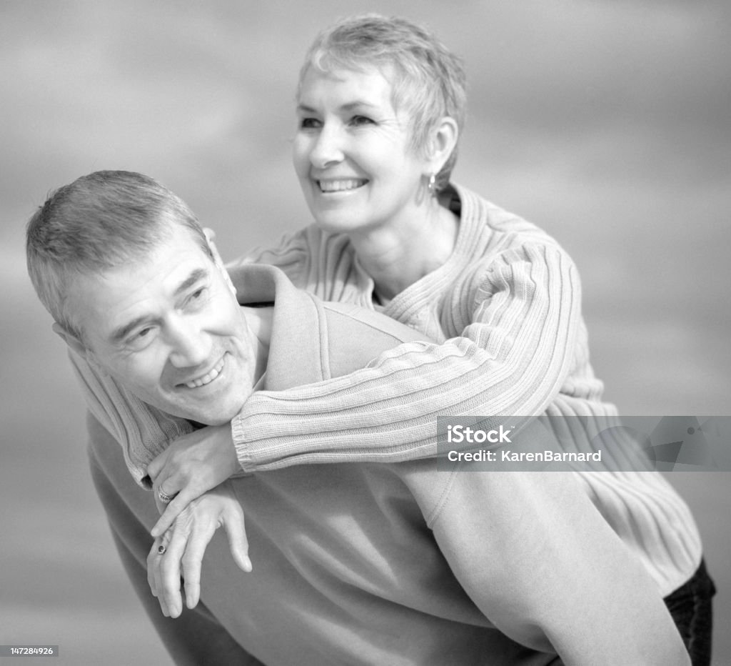 Piggyback giro Coppia senior - Foto stock royalty-free di 60-69 anni