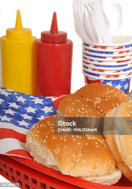 4 º De Julio De Picnic Disposición De Mesas Foto de stock y más banco de imágenes de Aderezo - Aderezo, Alimento, Bandera estadounidense