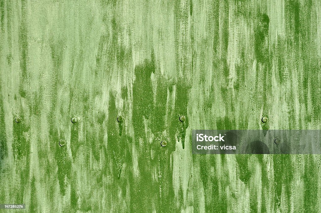 Violento color verde superficie de metal con tornillos - Foto de stock de Abandonado libre de derechos