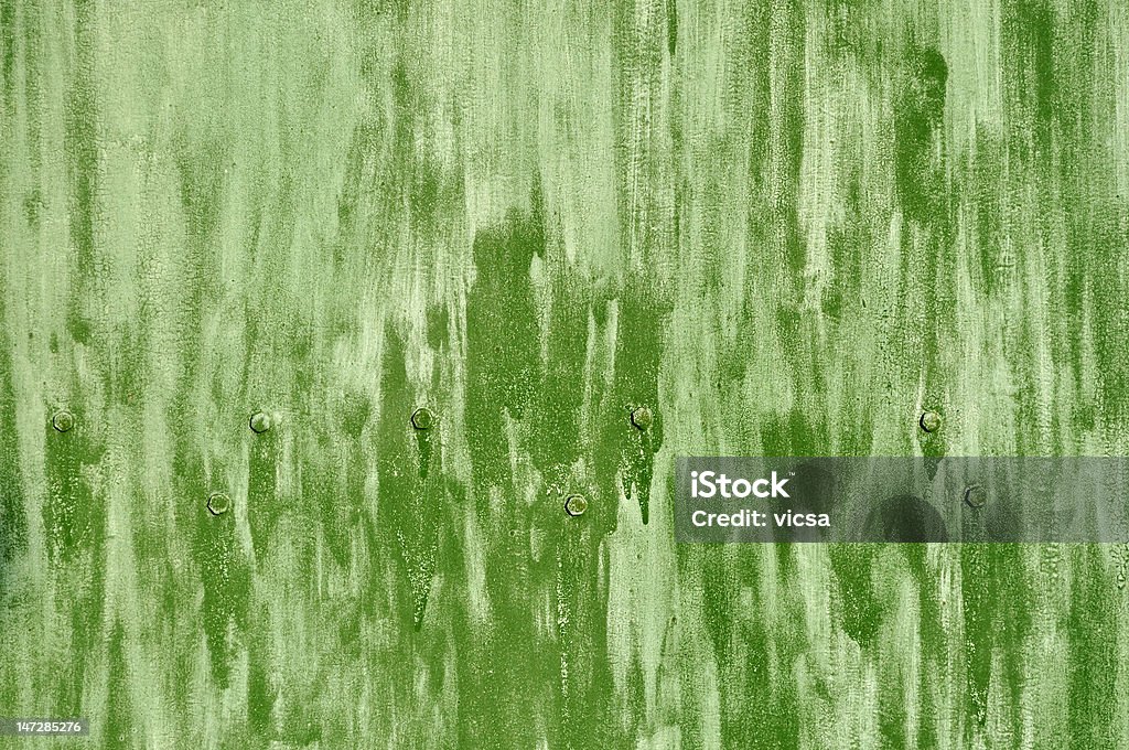 Sgrossatura color verde superficie di metallo con bulloni - Foto stock royalty-free di Abbandonato