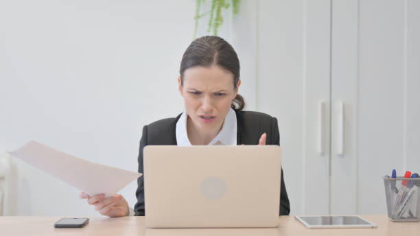 une jeune femme d’affaires se sent bouleversée en faisant de la paperasse - 13431 photos et images de collection